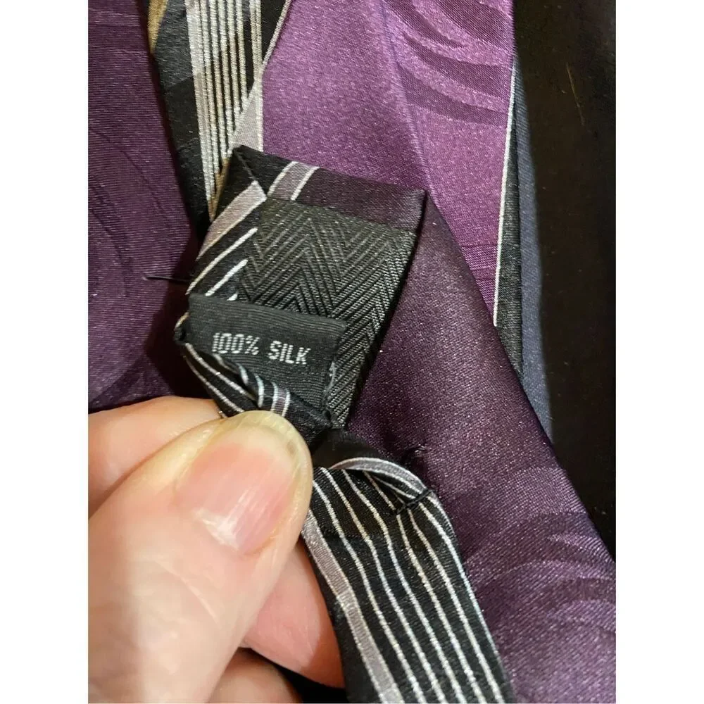 Harve Benard men’s vintage, purple and black silk tie 57